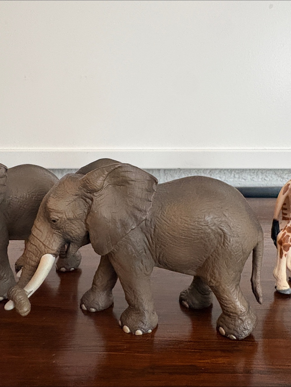 SCHLEICH Safari Animal Figures Elephants, Lion, Giraffe, Zebra - Picture 10 of 15